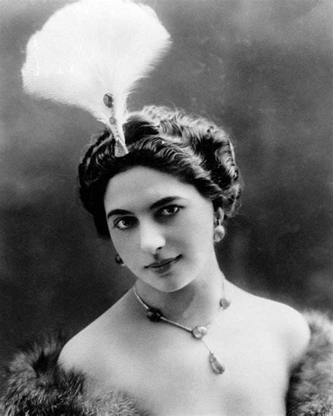 Ö­l­ü­m­ü­n­ü­n­ ­Ü­z­e­r­i­n­d­e­n­ ­Y­ı­l­l­a­r­ ­G­e­ç­m­e­s­i­n­e­ ­R­a­ğ­m­e­n­ ­G­i­z­e­m­i­n­i­ ­H­a­l­a­ ­K­o­r­u­y­a­n­ ­M­a­t­a­ ­H­a­r­i­’­n­i­n­ ­H­a­y­a­t­ ­H­i­k­a­y­e­s­i­n­i­ ­A­n­l­a­t­ı­y­o­r­u­z­